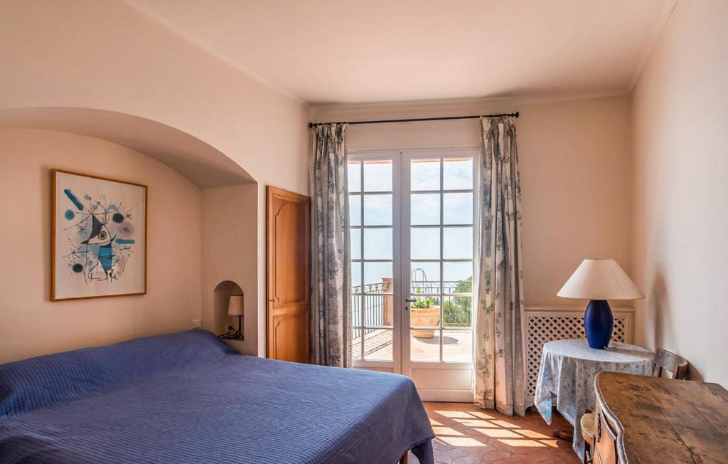 Villa La Malpagne, 400m2 Les Pieds Dans L'eau